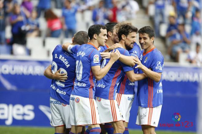 Los jugadores del Real Oviedo celebran uno de los tantos conseguidos (Foto: LFP).