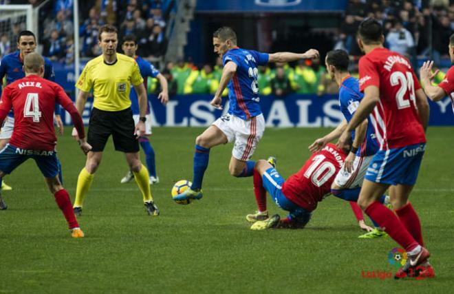 Rocha intenta sacar el balón ante la presión sportinguista (Foto: LaLiga).