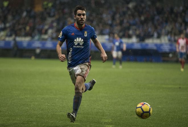 Diegui, en una jugada del derbi asturiano (Foto: Laura Caraduje).