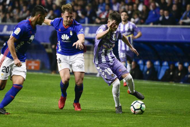 Carlos Hernández presiona a un jugador del Pucela (Foto: Laura Caraduje).