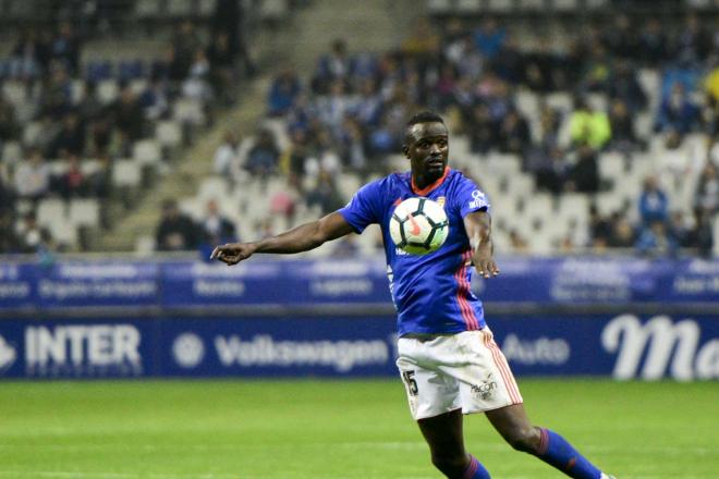 Mariga controla un balón con el pecho (Foto: Laura Caraduje).