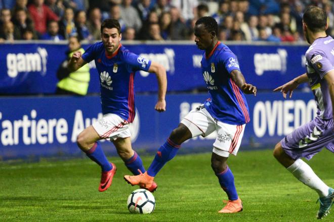 Diegui en una acción con Yeboah en el partido ante el Valladolid (Foto: Laura Caraduje).