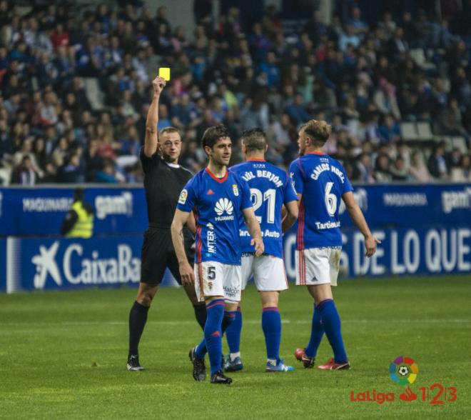 Frolín en el momento de la amonestación (Foto: LaLiga).