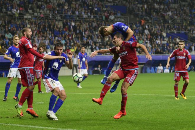 Un lance del Oviedo-Real Zaragoza de la pasada campaña (Foto: Laura Caraduje).