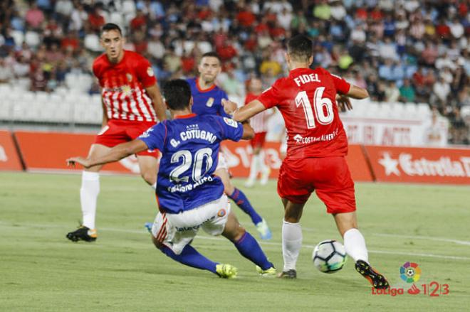 Cotugno pelea el esférico con un rival (Foto: LaLiga).