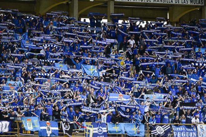 La afición del Oviedo, en las gradas del Reino de León (Foto: Laura Caraduje).