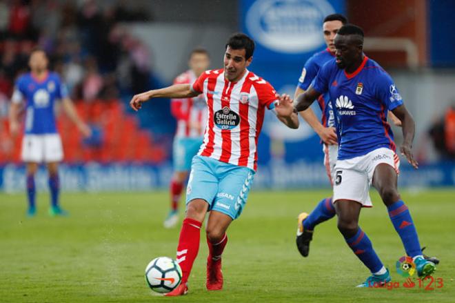 Mariga presiona a Pita en una acción del partido ante el Lugo (Foto: LaLiga).