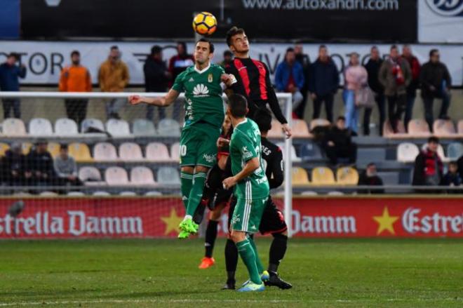 Linares pelea un balón en el encuentro ante el Reus (Foto: Laia Solanellas).