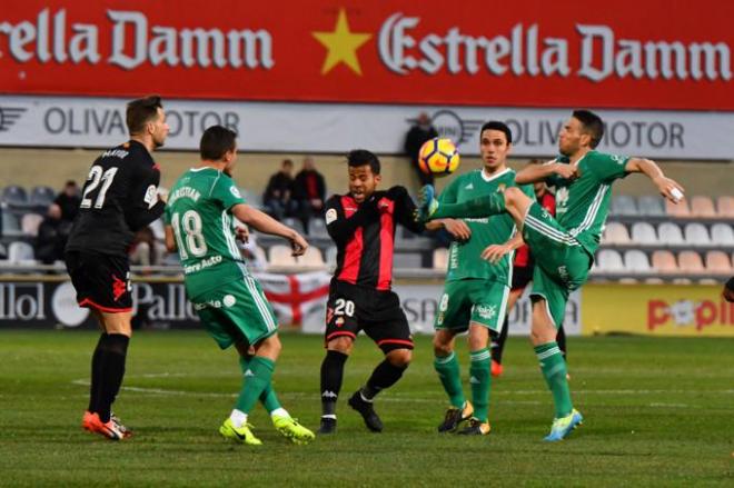 Rocha intenta hacer con un balón en Reus (Foto: Laia Solanellas).