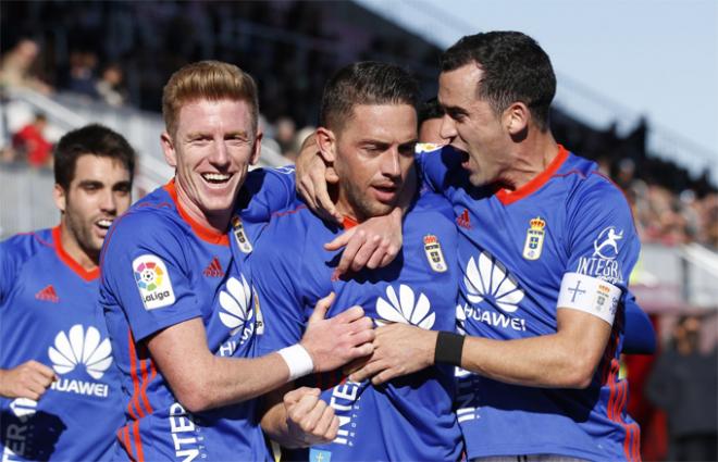 Los jugadores del Real Oviedo celebran el gol de la victoria ante el Sevila Atlético la temporada pasada (Foto: ElDesmarque).