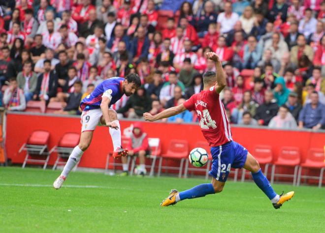 Toché, en una acción del partido (Foto: Laura Caraduje).