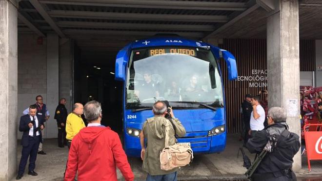 El autobús del Real Oviedo a su llegada a Gijón antes del partido de ida (Foto: Laura Caraduje).