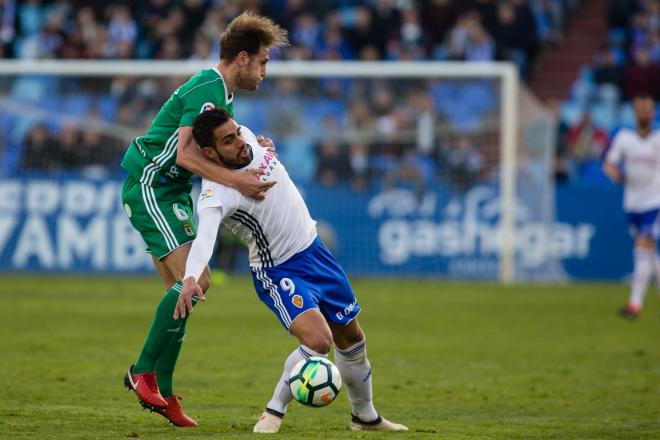 Carlos Hernández disputa un balón con Borja Iglesias (Foto: Daniel Marzo).