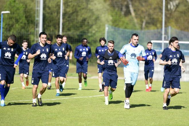 Los jugadores del Oviedo durante el entrenamiento (Foto: Laura Caraduje).