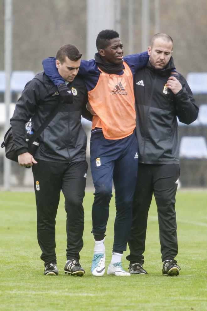 Olmes se retira del entrenamiento del pasado viernes (Foto: Laura Caraduje).