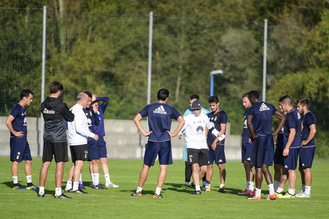 Anquela habla en un entrenamiento con sus jugadores (Foto: Laura Caraduje).