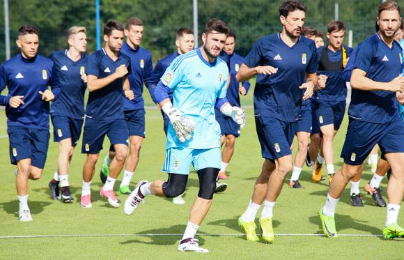 La plantilla del Real Oviedo, en un entrenamiento (Foto: Lorena Francos).