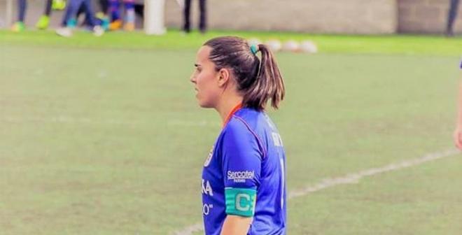Mery, en un partido portando el brazalete (Foto: Oviedo Femenino).