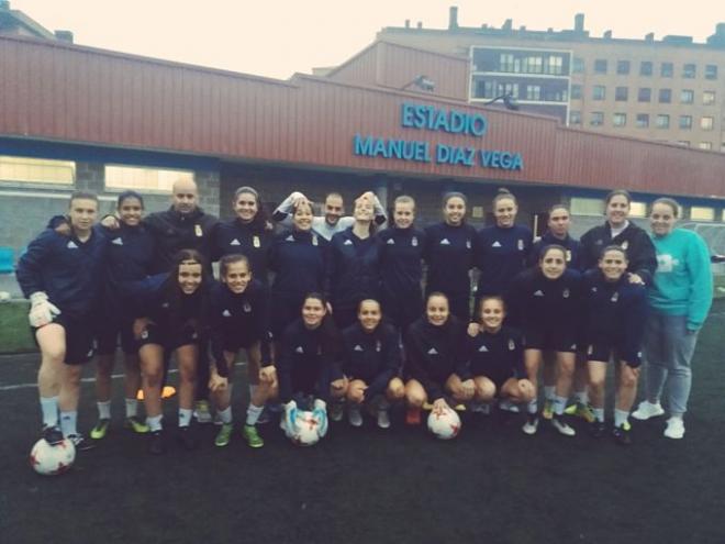 Plantilla y cuerpo técnico del Real Oviedo Femenino (Foto: Real Oviedo Fem).