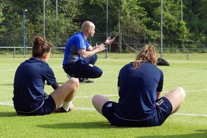 Arboleya da una charla a las jugadoras (Foto: @RealOviedoFem).