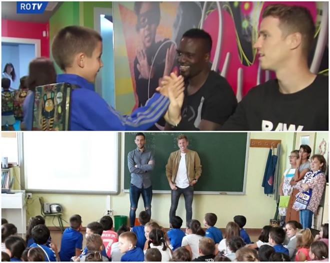 Los jugadores del Oviedo, con los aficionados más pequeños.