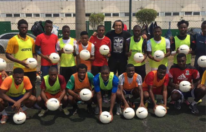 Los alumnos de la Academia Ñíguez Sport, con los nuevos balones (Foto: @academianiguezsport).