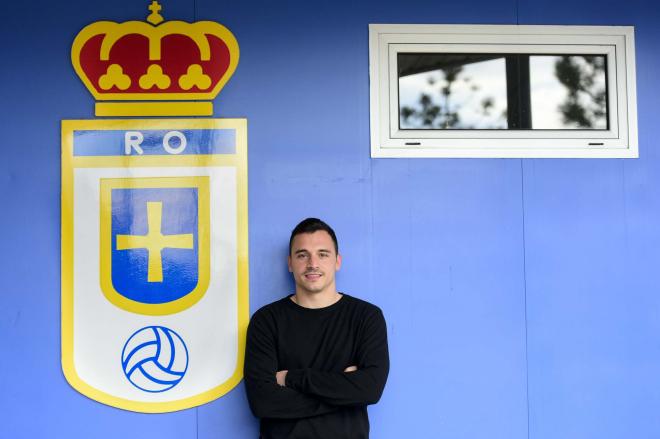 Alfonso Herrero posa junto al escudo del Real Oviedo (Foto: Laura Caraduje).