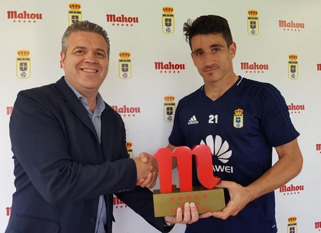 Saúl Berjón recibe el premio a mejor jugador de la temporada (Foto: Real Oviedo).