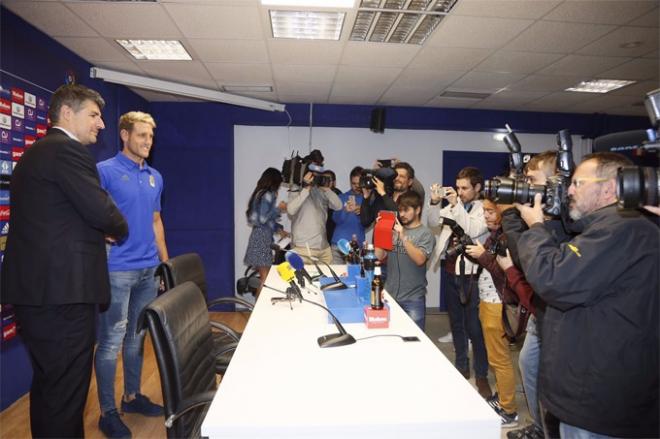 César Martín, junto a Carlos Hernández durante su presentación (Foto: Real Oviedo).