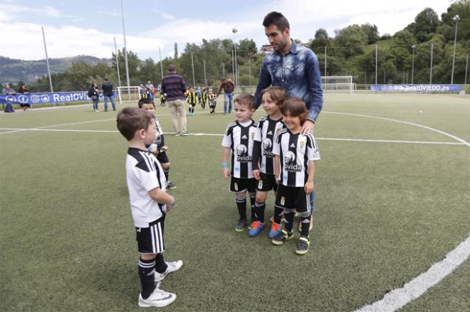 Diegui, junto a los más pequeños (Foto: Real Oviedo).