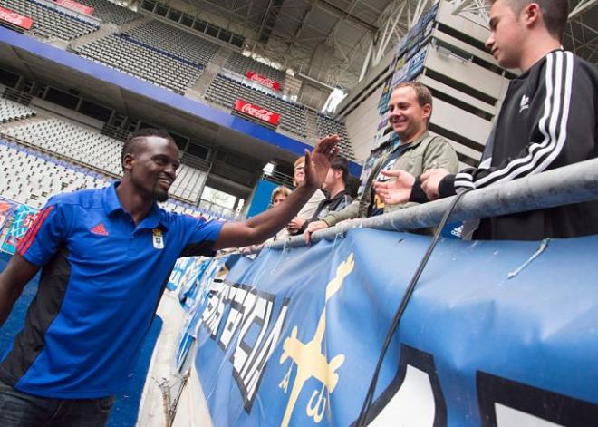 Mariga saluda a los aficionados (Foto: Laura Caraduje).