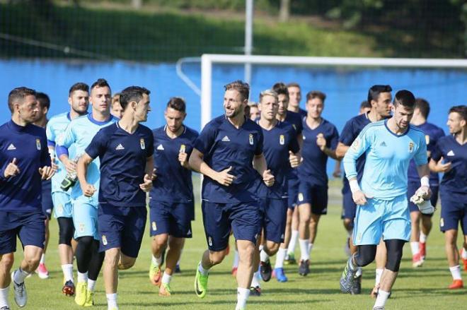 La plantilla carbayona, durante un entrenamiento esta pretemporada (Foto: Laura Caraduje).