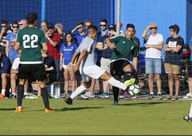 Saúl Berjón golpea el balón (Foto: Real Oviedo).