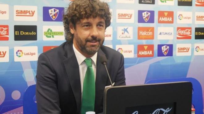 Emilio Vega, en una rueda de prensa del Huesca (Foto: EFE).