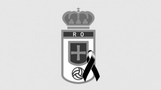 El escudo del Real Oviedo con un crespón negro en muestra de luto por el fallecimiento de Quini.