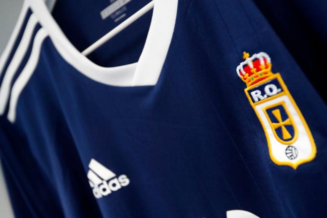 Detalle de la camiseta conmemorativa del club carbayón (Foto: RealOviedo).