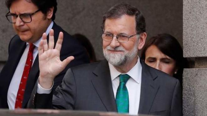 Rajoy, expresidente del Gobierno, saluda al público a la salida del Senado (Foto: EFE).