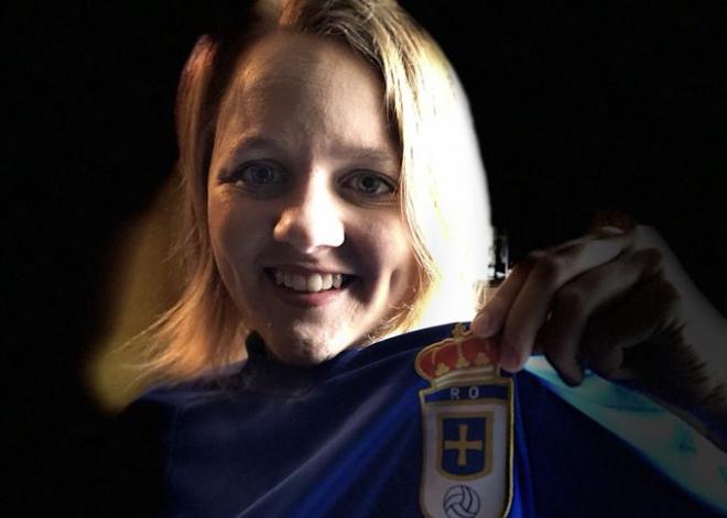 Alexandra Jonson, con la camiseta del Real Oviedo.