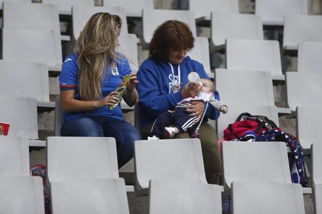 Dos socias con un pequeños en el Tartiere (Foto: ROV).