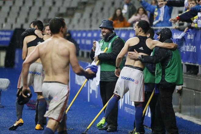 Linares se abraza con un operario (Foto: Real Oviedo).