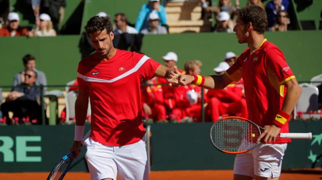 Feliciano y Pablo Carreño, en el partido de dobles de la eliminatoria de Copa Davis (Foto: EFE).