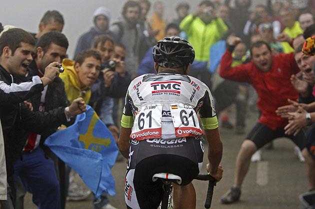 Juanjo Cobo ascendiendo las rampas del Angliru en una de las últimas ediciones (Foto: EFE).