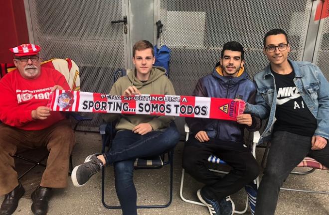 Primeros aficionados haciendo cola para lograr una entrada del Valladolid - Sporting (Foto: Borja Fernández).