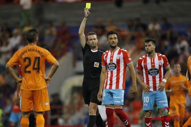 López Toca arbitrando al Sporting en el encuentro ante el Lugo la pasada campaña.