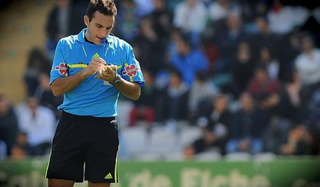 Arcediano Monescillo arbitrando al Real Oviedo