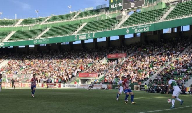 Instante del encuentro disputado en el Martínez Valero (Foto: RSG).