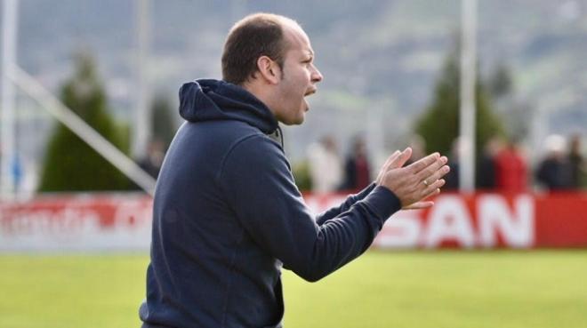 José Alberto anima a los suyos durante un partido (Foto: RSG).