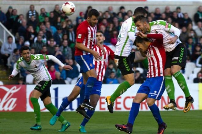 Lance del choque entre el Racing y el Sporting B.