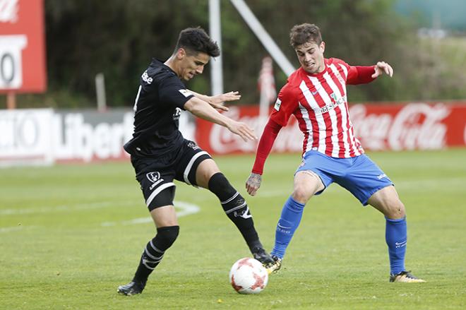 Una acción del partido en Mareo. (Foto: Luis Manso).