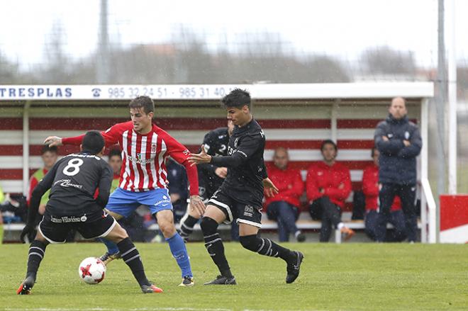 Un encuentro del Sporting B la pasada campaña en Mareo (Foto: Luis Manso).